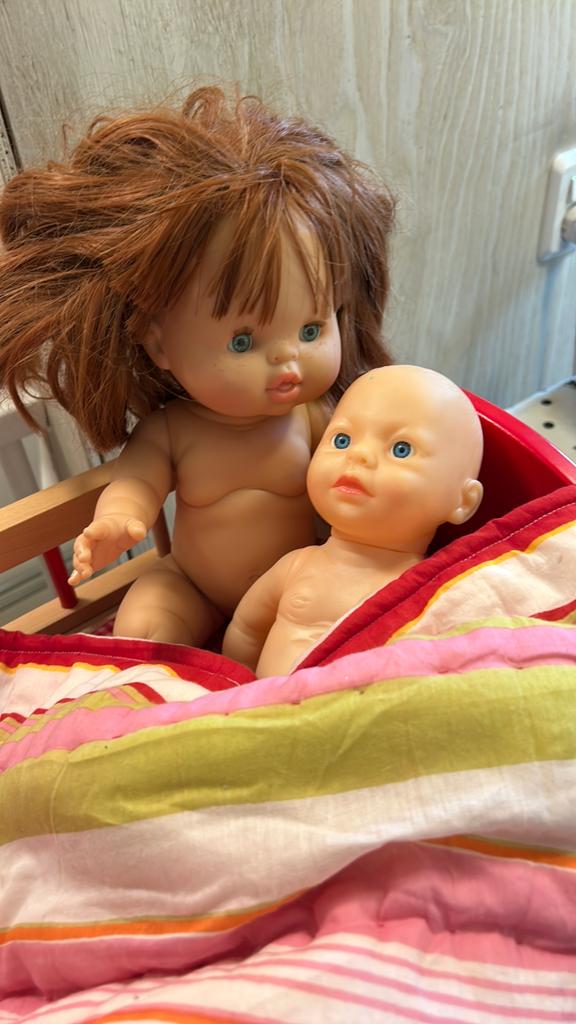 Poppen bedje met 2 popjes matrasje en dekbedje, Ophalen, Zo goed als nieuw, Babypop