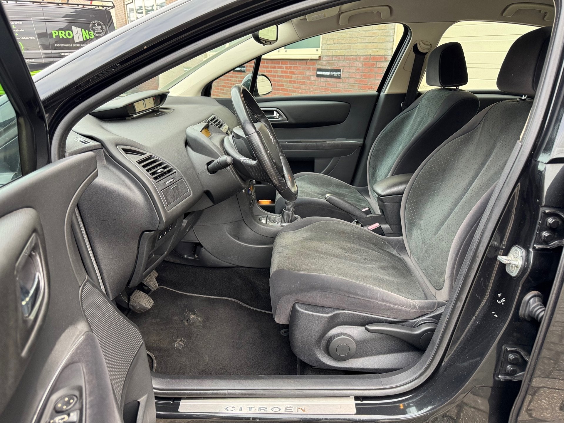 Citroen C4 2.0-16V Exclusive Topstaat|APK 10-2027|JBL|Carpla, Auto's, Stof, Zwart, 4 cilinders, Zwart