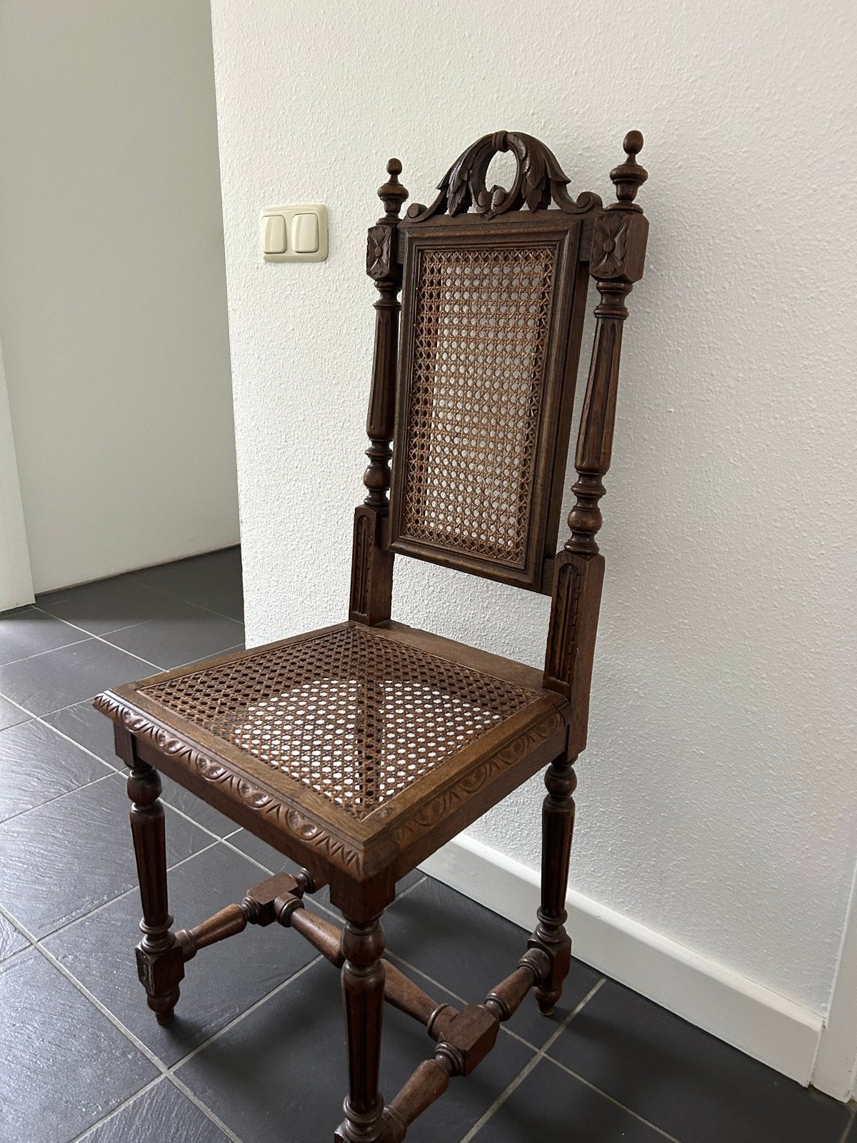 Antieke stoel uit de Lambertus kerk in Raamsdonk, Antiek en Kunst, Ophalen