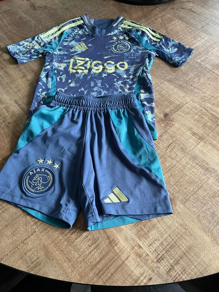 Ajax tenue maat 128, Sport en Fitness, Voetbal, Maat XS of kleiner, Ophalen, Zo goed als nieuw, Set