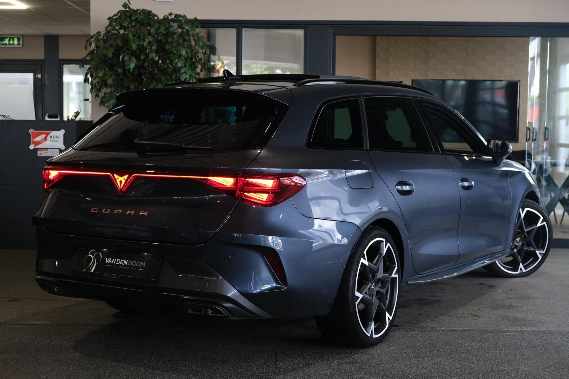 CUPRA Leon Sportstourer 1.5 eTSI 150PK DSG Facelift Pano Led, Auto's, Dealer onderhouden, 77 km/l, Zwart, 4 cilinders