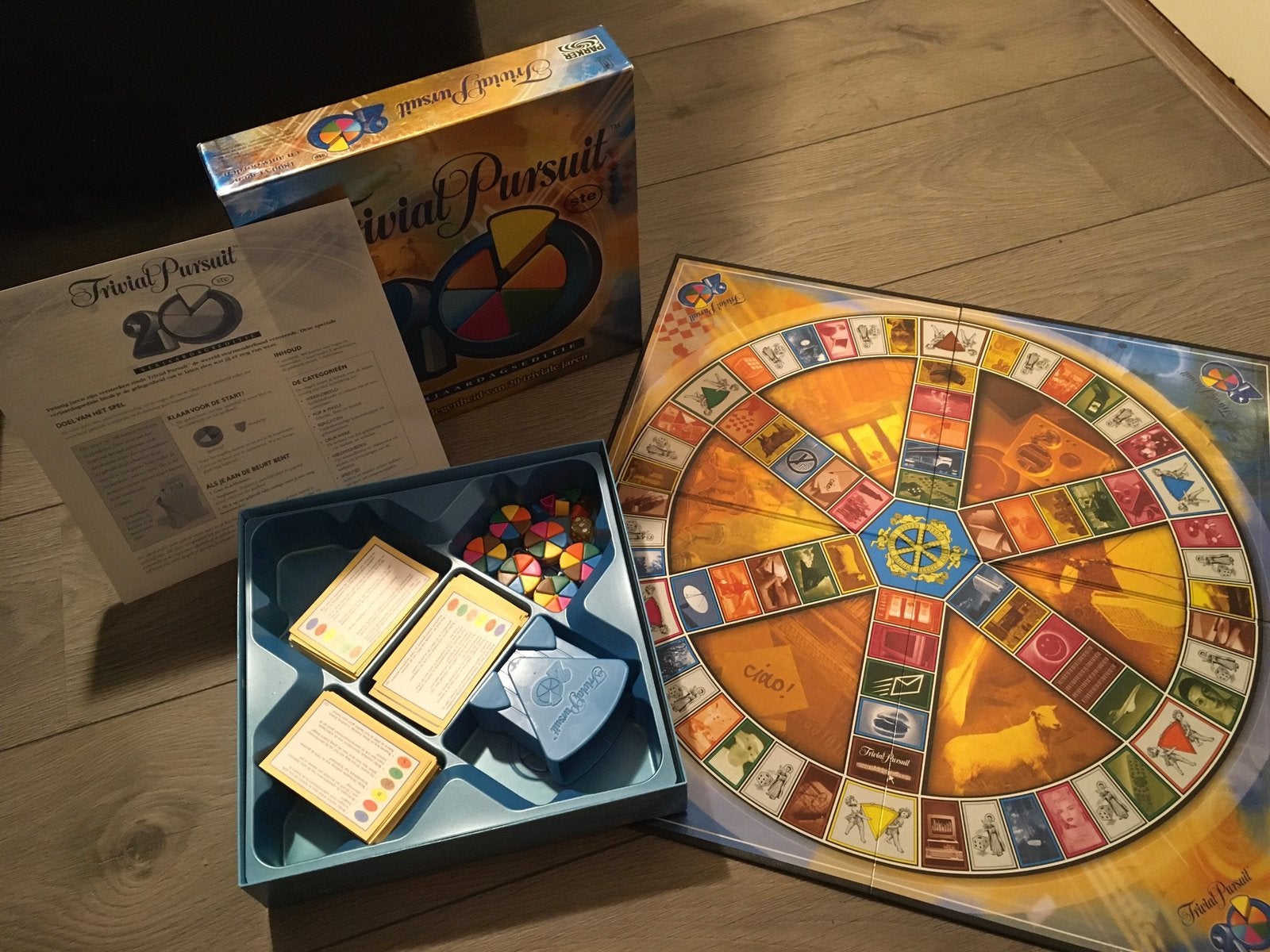 Trivial pursuit 20e verjaardagseditie, Hobby en Vrije tijd, Gezelschapsspellen | Bordspellen, Vijf spelers of meer, Ophalen of Verzenden