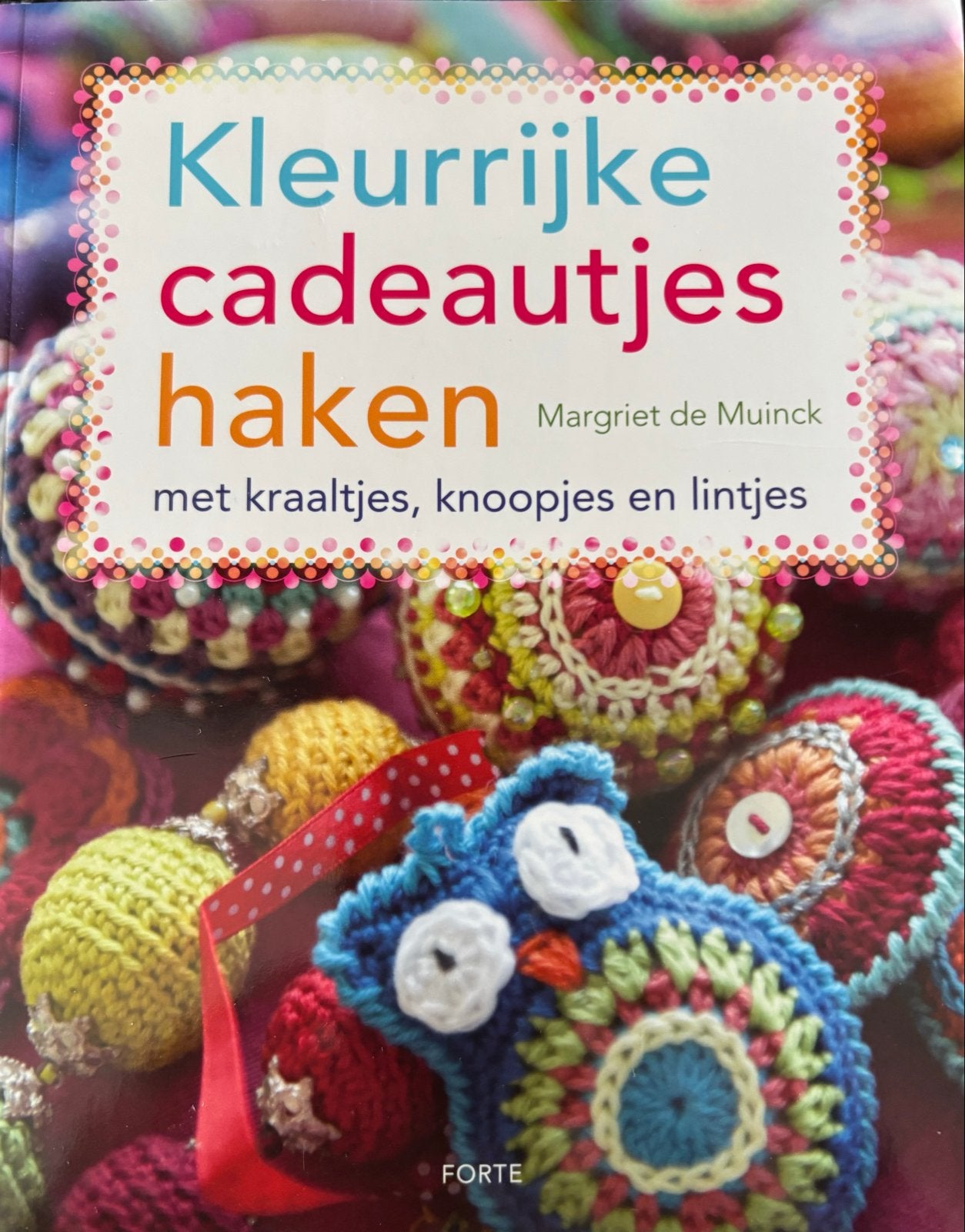 Kleurrijke cadeautjes haken met kraaltjes, knoopjes en lintj, Hobby en Vrije tijd, Ophalen of Verzenden, Zo goed als nieuw