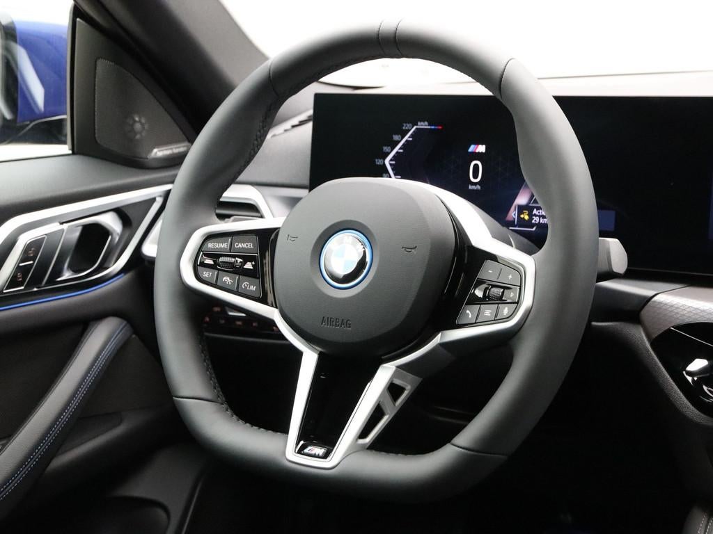 BMW i4 eDrive35 M Sport Edition 70 kWh (bj 2025, automaat), Auto's, BMW, Achterwielaandrijving, Zwart, Met garantie (alle), Blauw