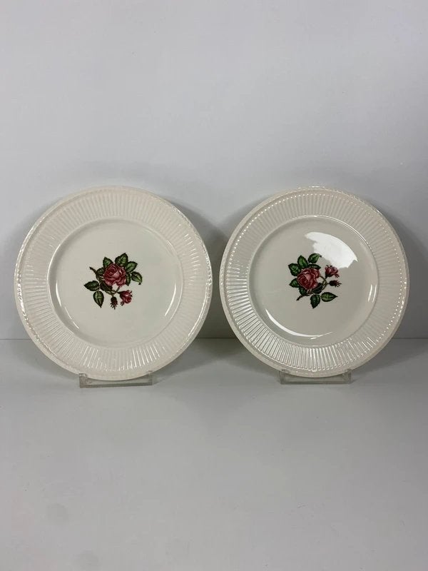 2x Wedgwood Moss Rose – Dinerborden, Huis en Inrichting, Keuken | Servies, Gebruikt, Ophalen of Verzenden, Wedgwood, Nvt