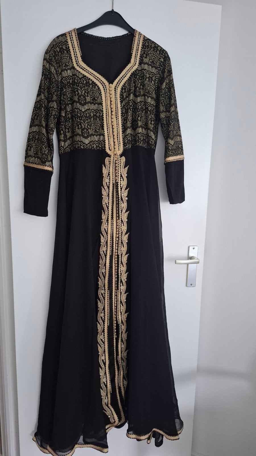 Elegante Zwarte Kaftan met Gouden Borduurwerk, Zwart, Maat 42/44 (L), Ophalen of Verzenden, Onder de knie