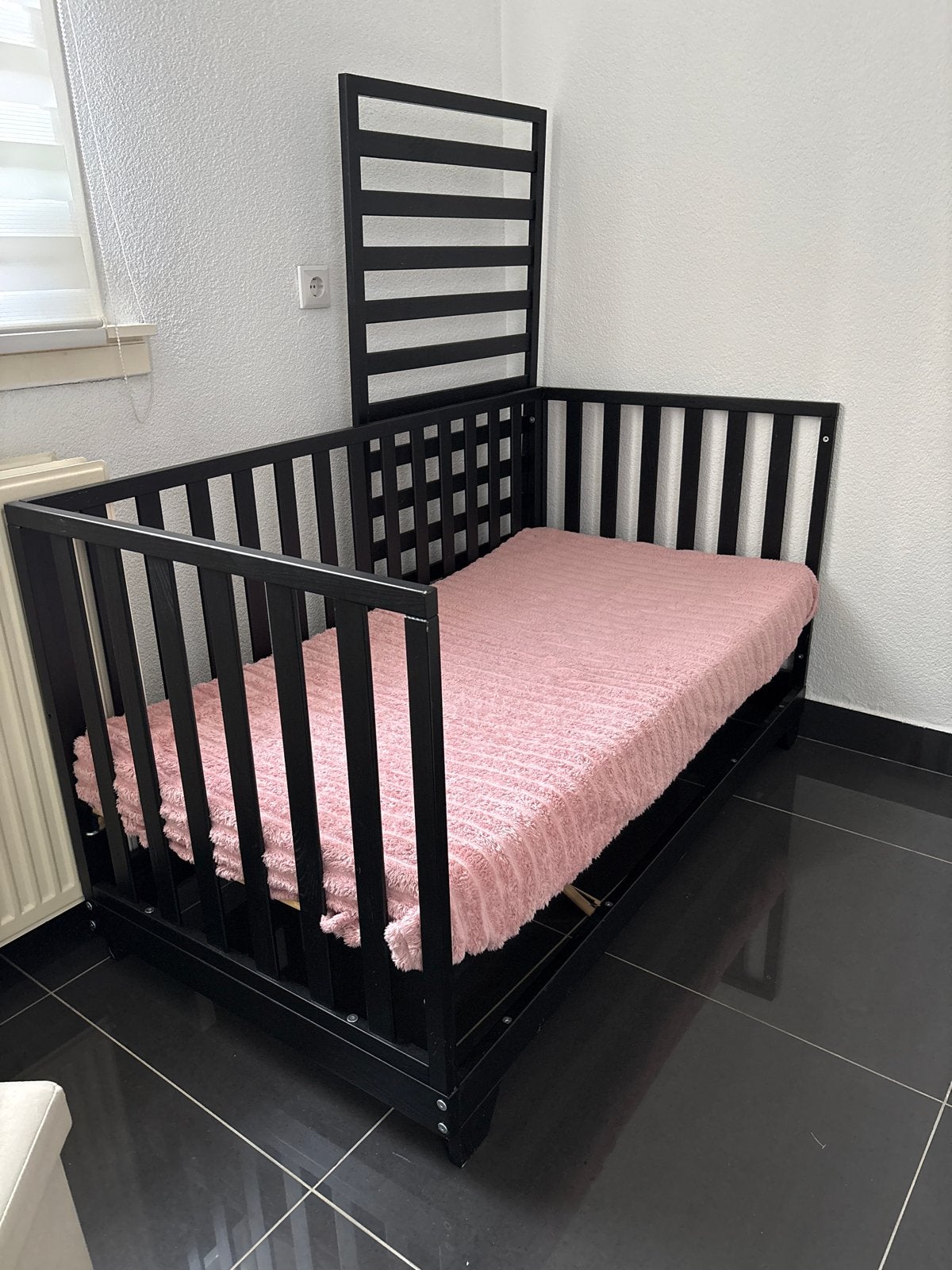 Ledikant/ peuterbed 140x70 cm - Zwart met roze deken, Ophalen, Gebruikt, 70 tot 85 cm, 140 tot 160 cm