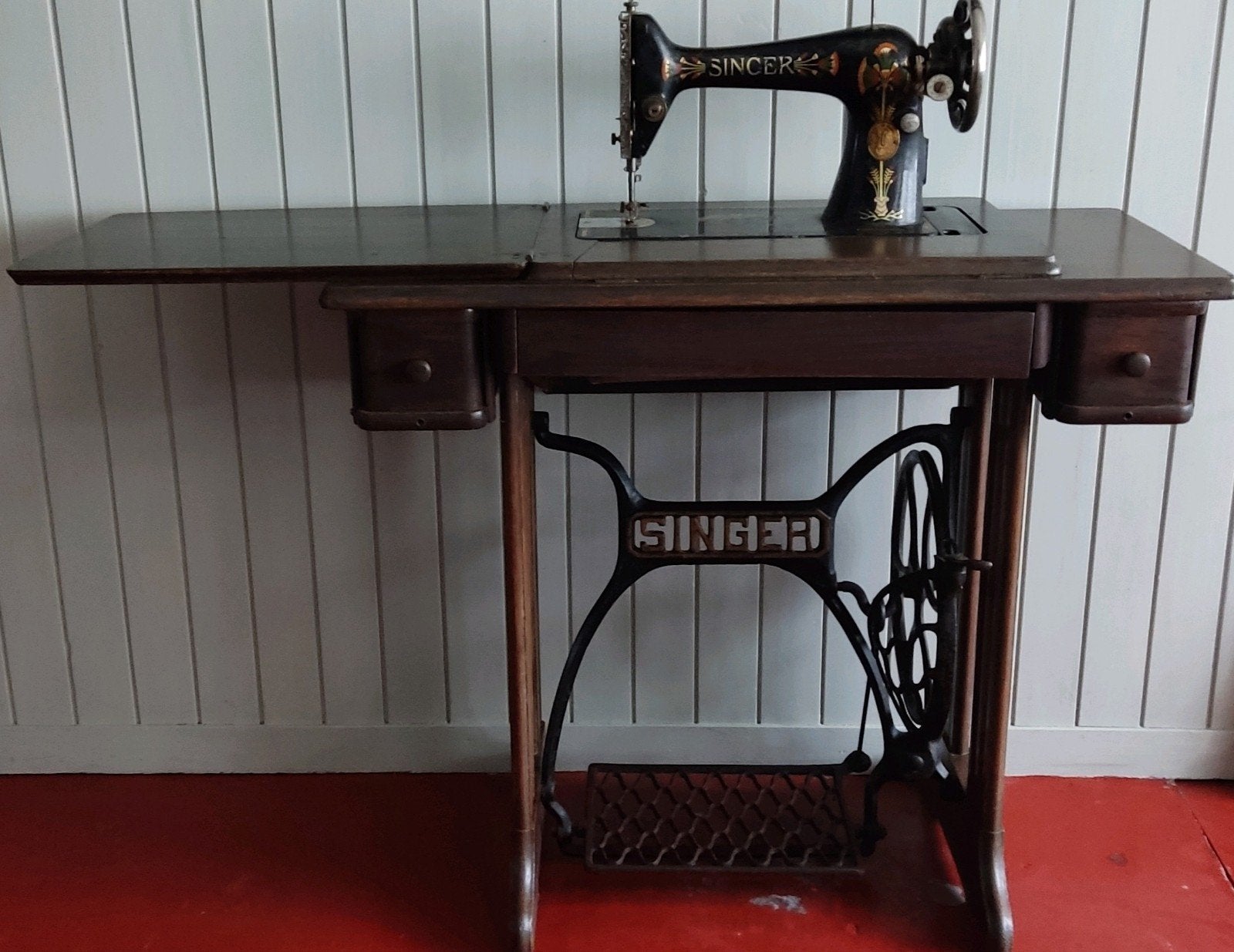 Meer dan 100 jaar oude Antieke Singer Naaimachine met ombouw, Ophalen