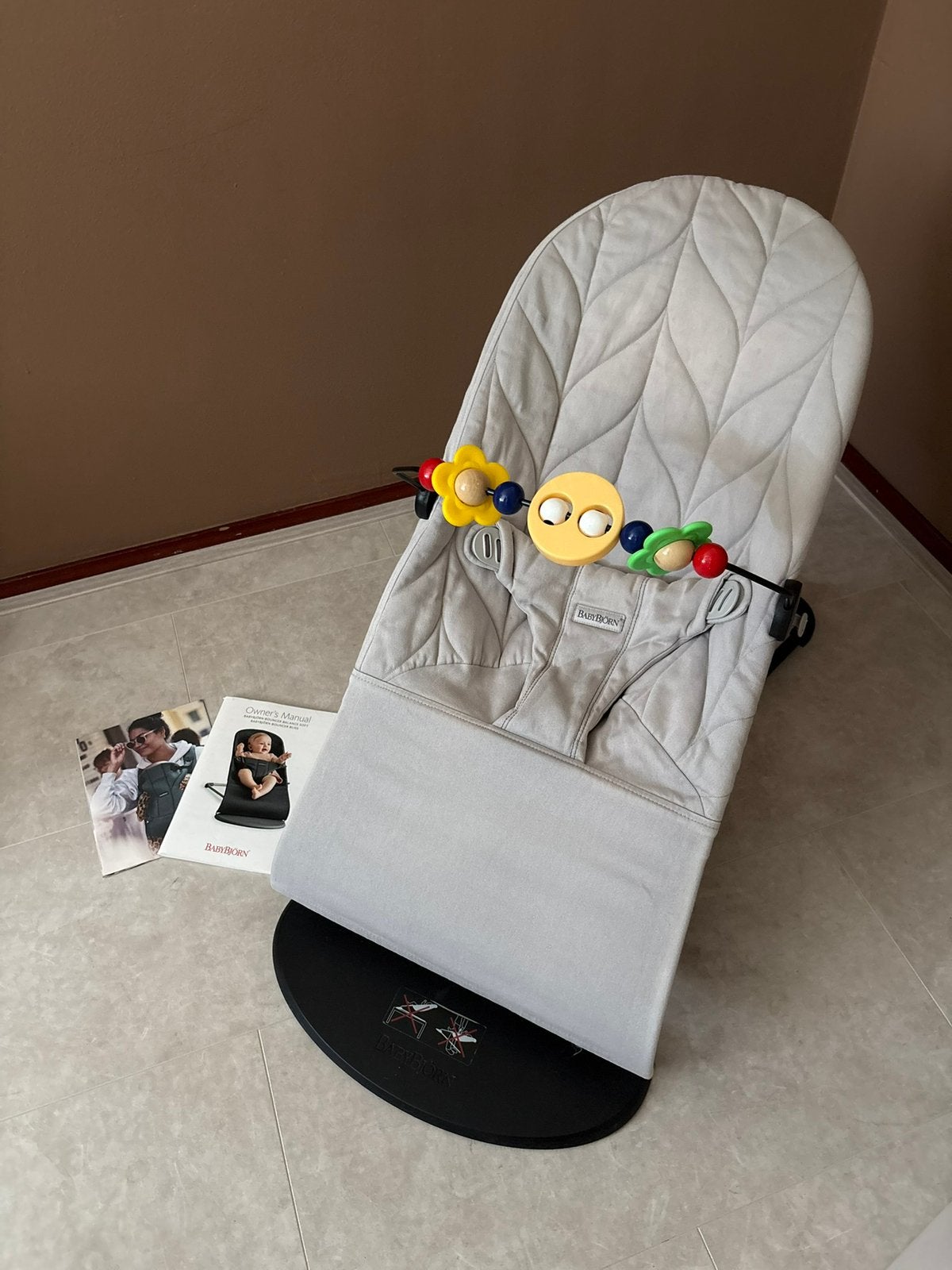 baby bjorn wipstoel bliss zandgrijs met speelboog, Ophalen of Verzenden, Zo goed als nieuw