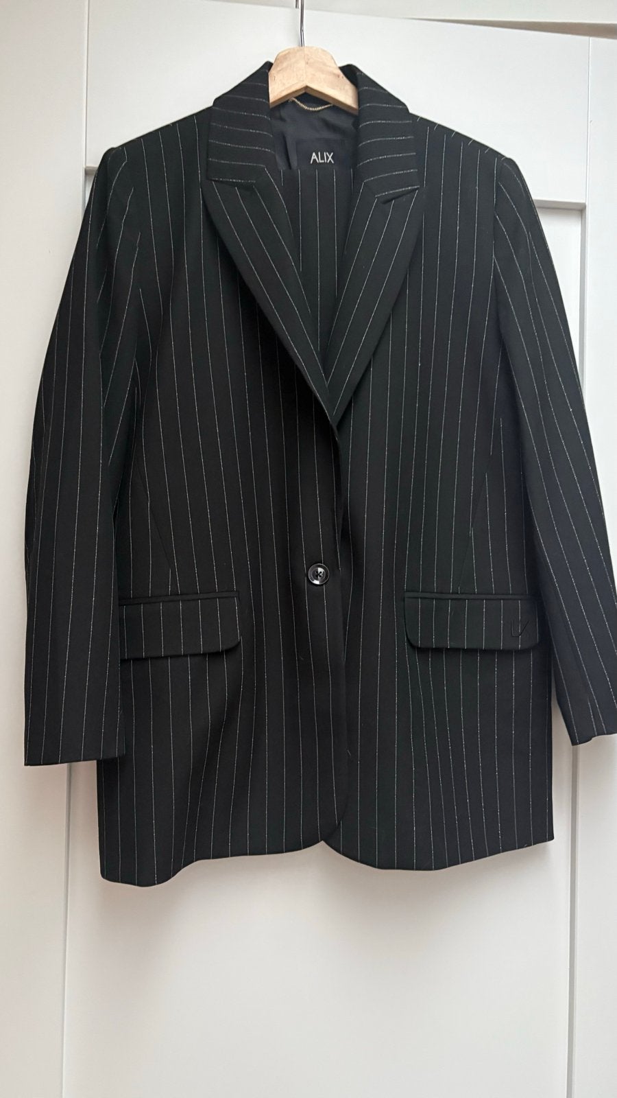 Zwart pak van Alix the Label, met subtiele zilverstreep, Kleding | Dames, Kostuum of Pak, Zwart, Ophalen of Verzenden, Maat 36 (S)