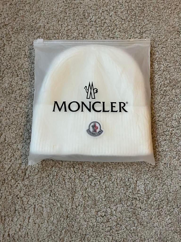 Moncler Muts Wit - Nieuw met label, Ophalen of Verzenden, Nieuw, Maat 38/40 (M), Muts