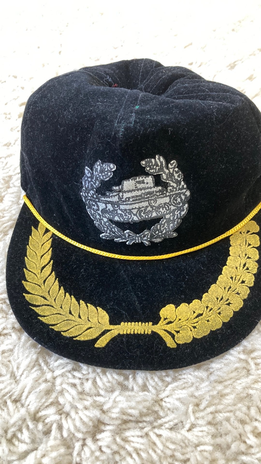 Pet met KNIL Vechtwagens embleem, Ophalen of Verzenden, Landmacht, Nederland, Embleem of Badge