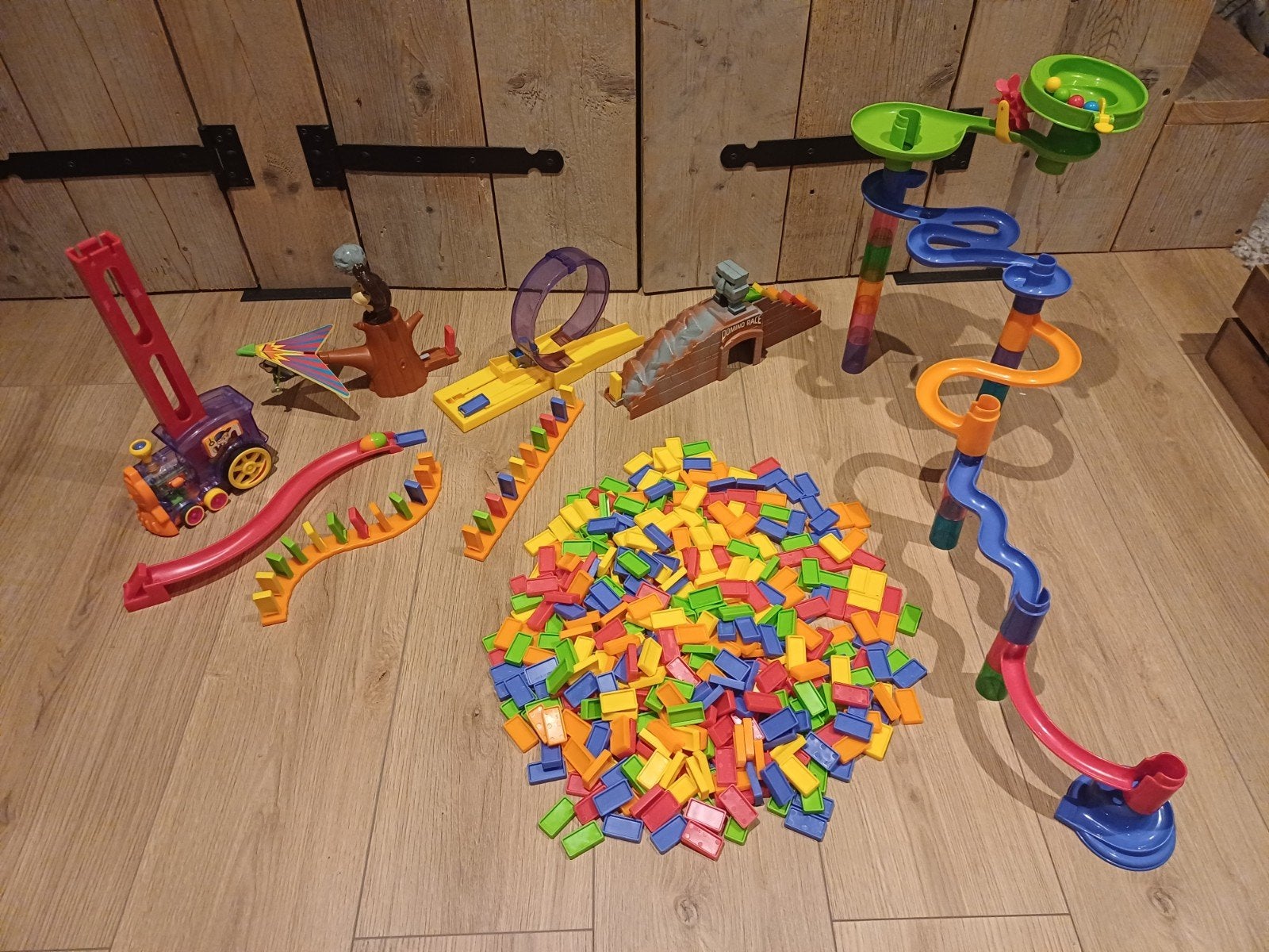Plastic box met dominostenen en accessoires, Ophalen, Gebruikt