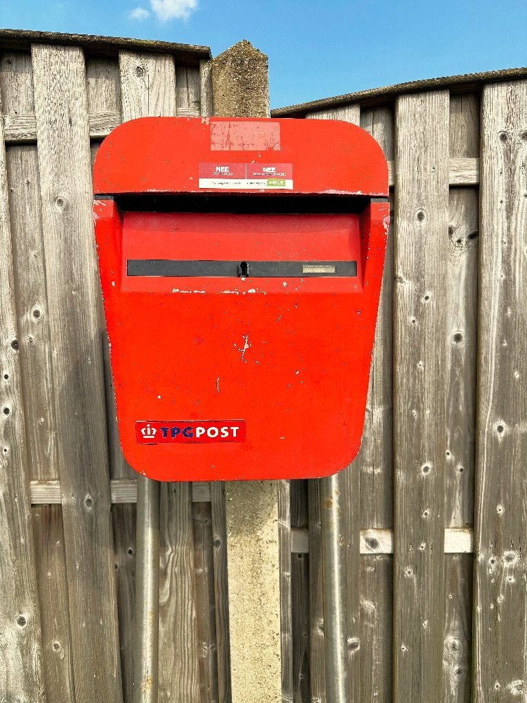 UNIEKE: Originele rode PTT PostNL buitenbrievenbus + sleutel, Ophalen of Verzenden, Gebruikt, Overige materialen, Staande brievenbus