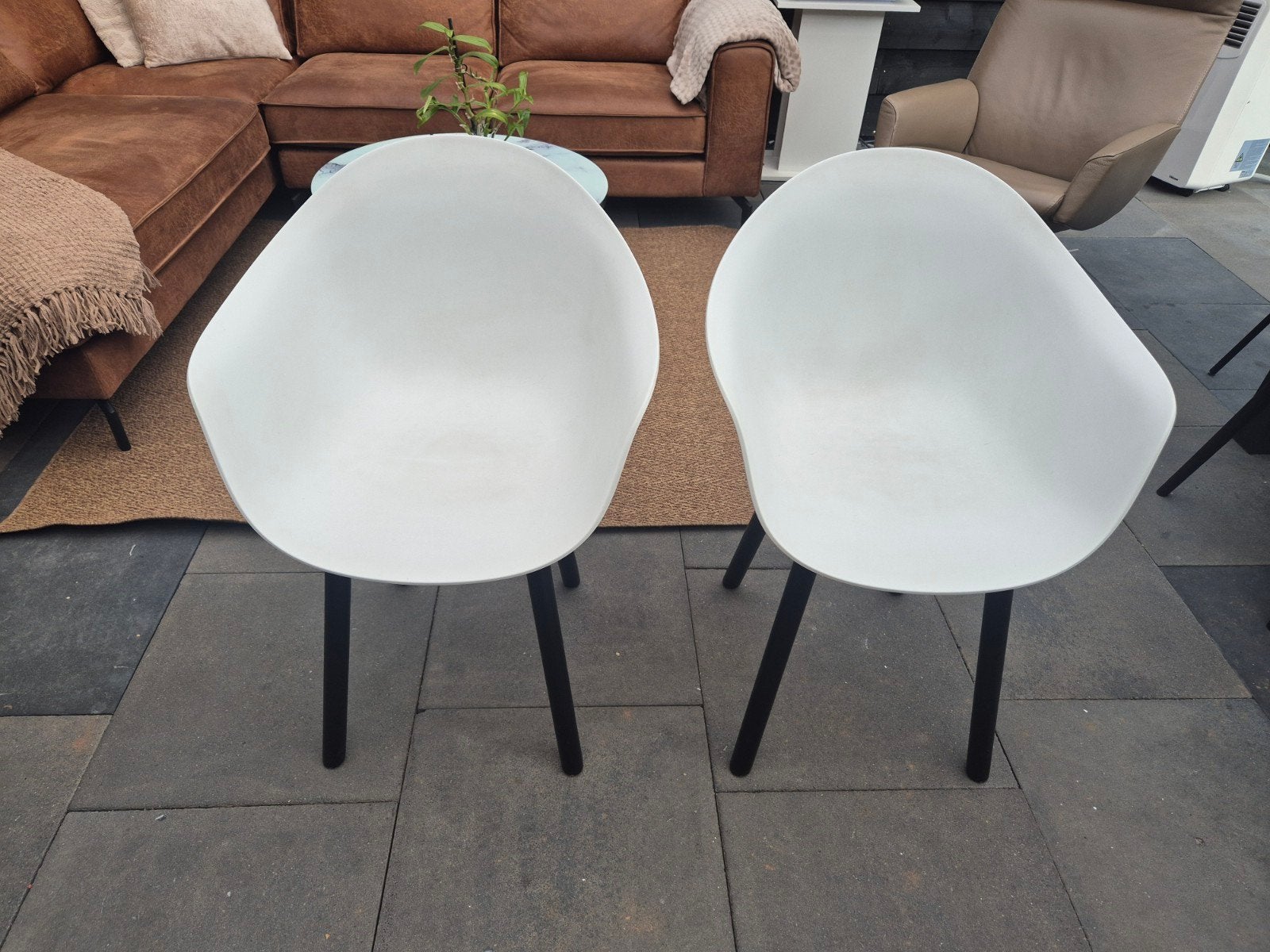 2 witte kuipstoelen, Ophalen, Zo goed als nieuw, Kunststof