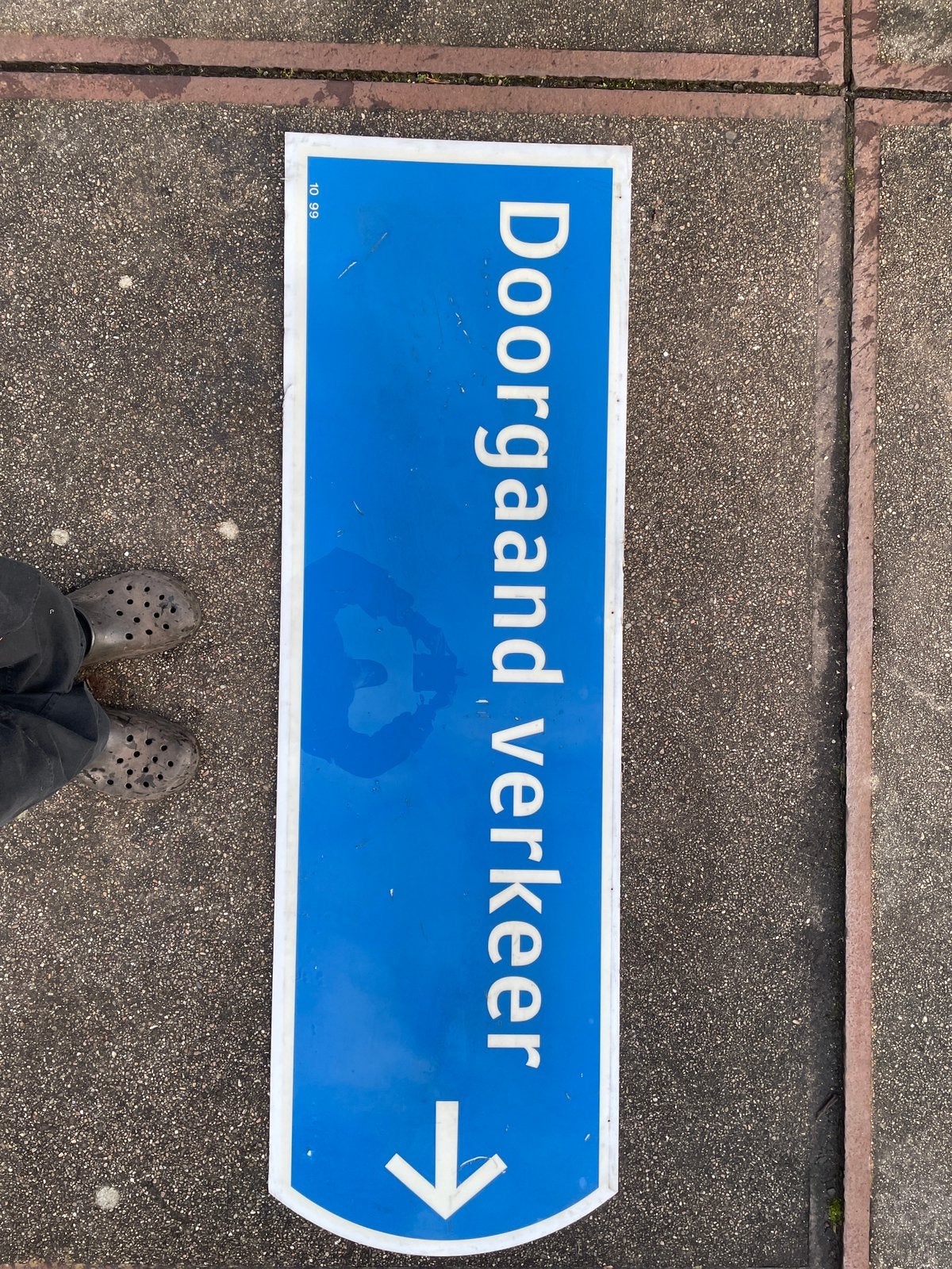 2 PRACHTIGE KUNSTSTOF VERKEERSBORDEN ‘DOORGAAND VERKEER’, Ophalen, Zo goed als nieuw
