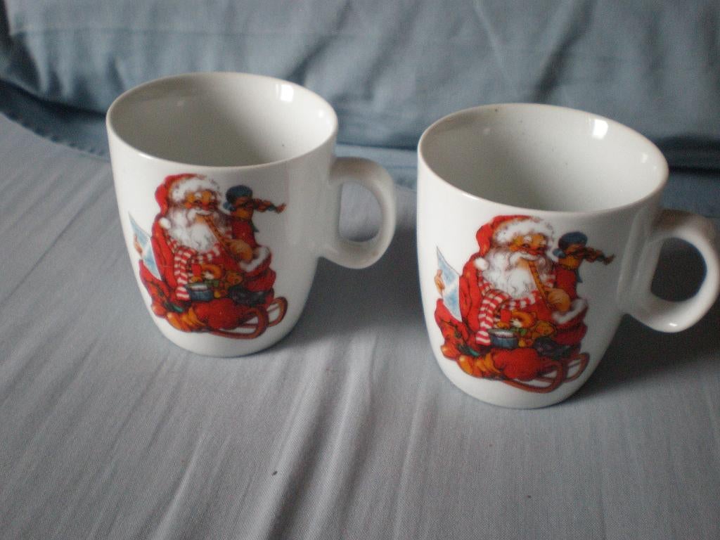 2 witte porseleinen kerstbekers met de kerstman. Merk Siaki., Ophalen of Verzenden, Gebruikt