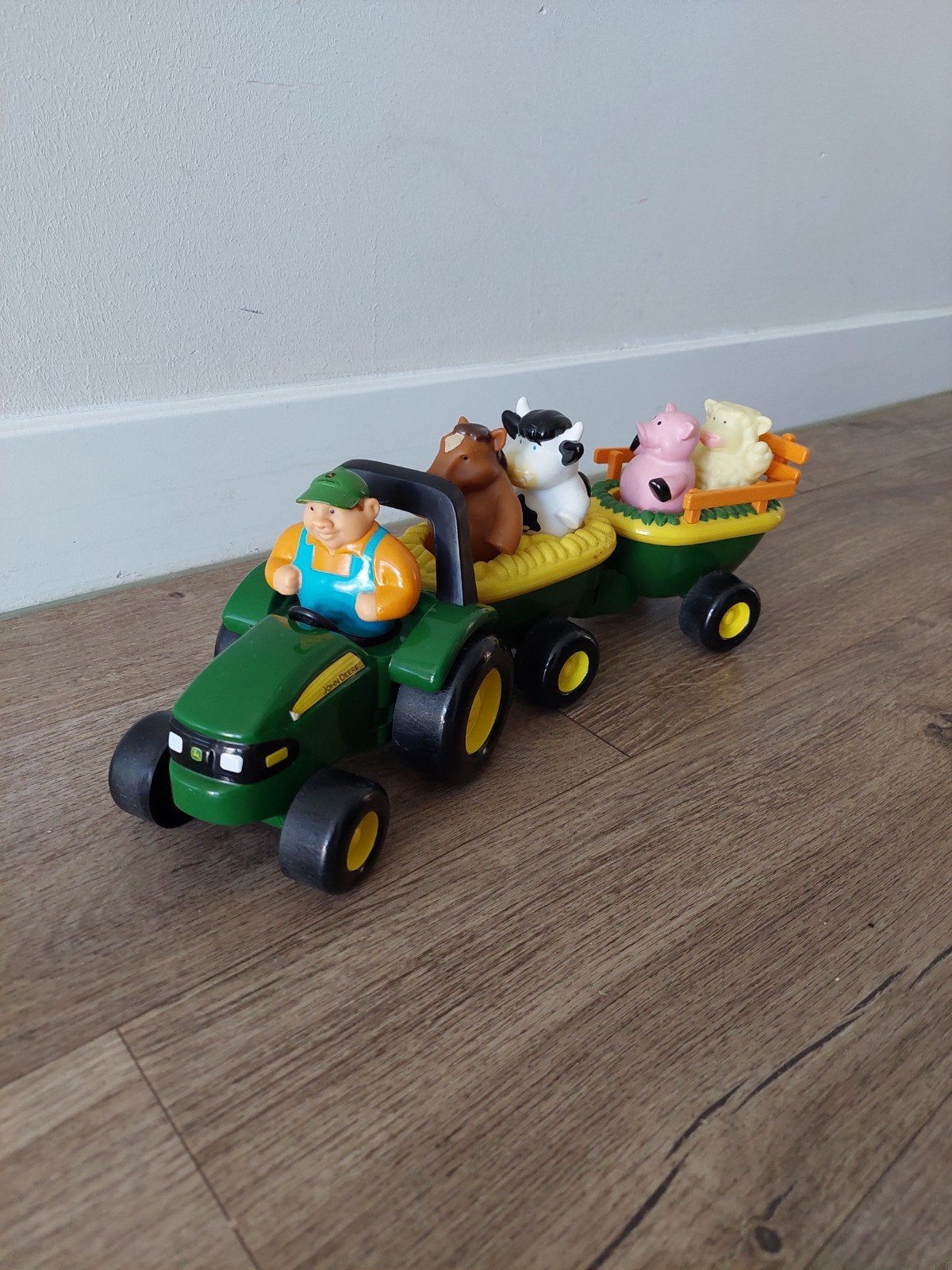 Britains Muzikale Tractor met Boer en Dieren - 20cm, Ophalen