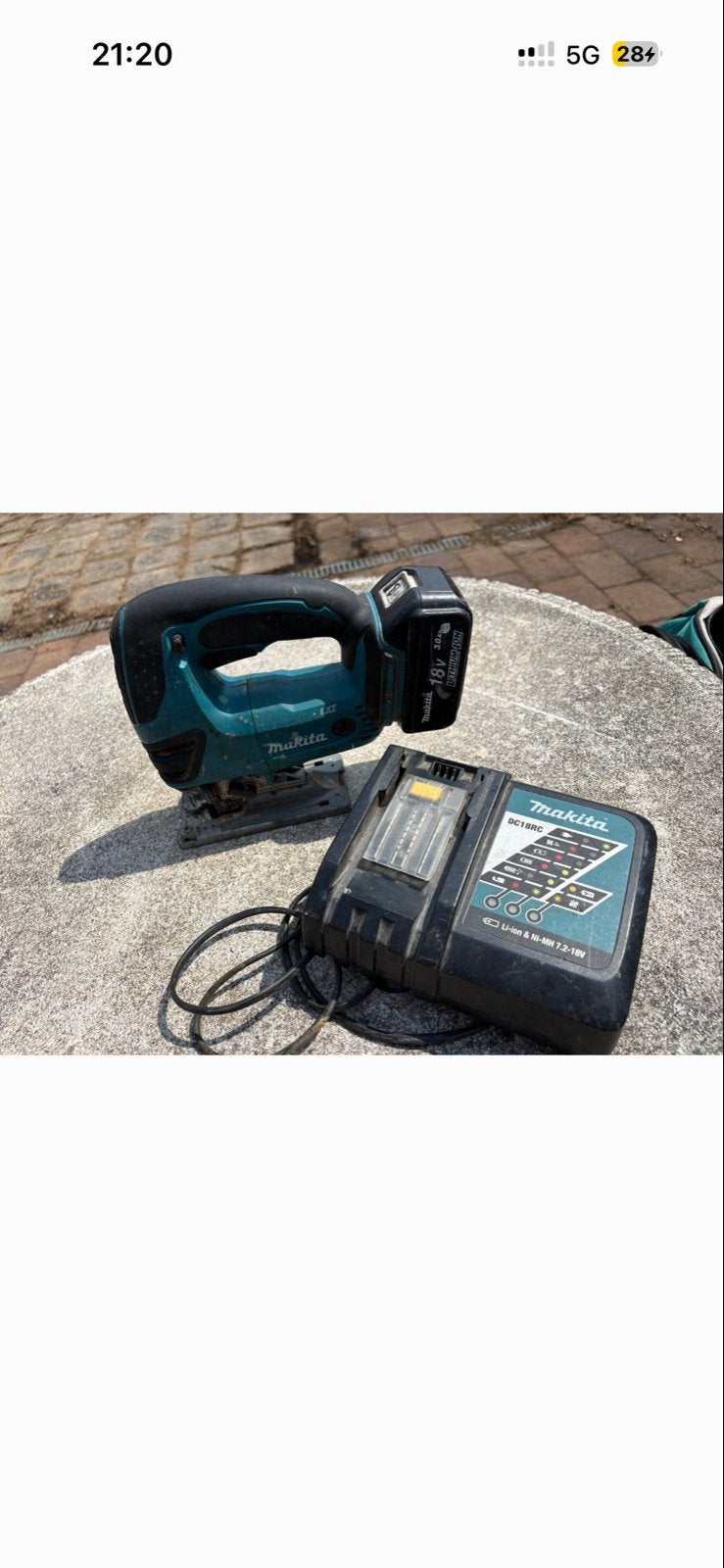 Makita Decoupeerzaag met Oplader - 18V 3.0Ah Li-ion, Doe-het-zelf en Verbouw, Gereedschap | Zaagmachines, Ophalen of Verzenden