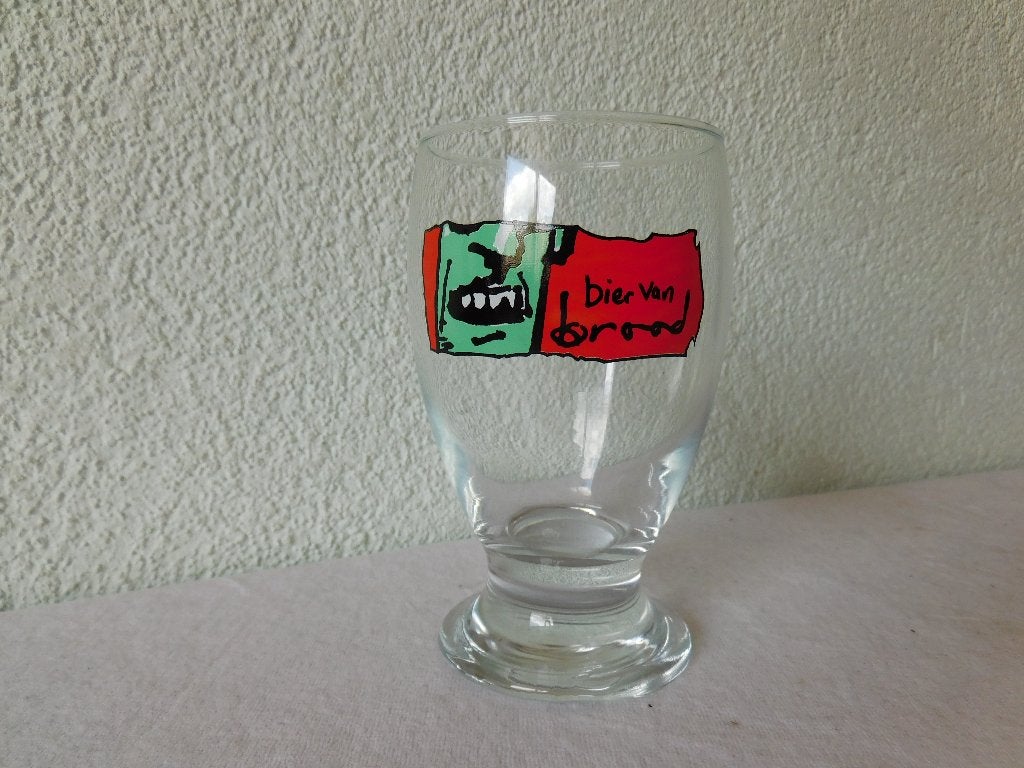 Herman Brood bierglas met tekst Bier van Brood, hg 13 cm, ds, Ophalen of Verzenden, Zo goed als nieuw, Bierglas