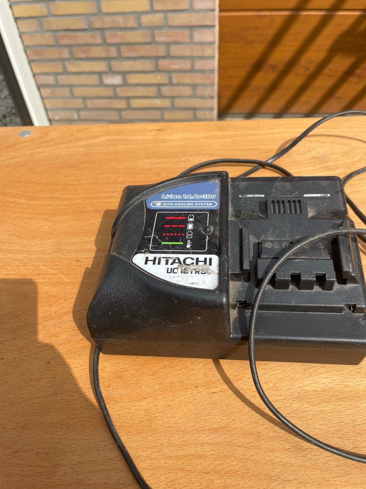 Hitachi Li-ion 14.4V-18V acculader met koelsysteem, Ophalen of Verzenden, Gebruikt