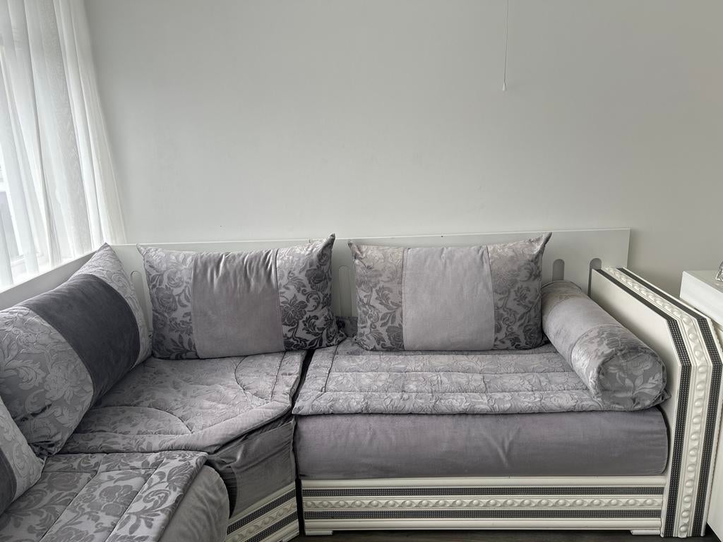 Luxe grijze hoekbank met sierlijke details/ sedari, Huis en Inrichting, Ophalen, 250 tot 300 cm, Hoekbank, 75 tot 100 cm