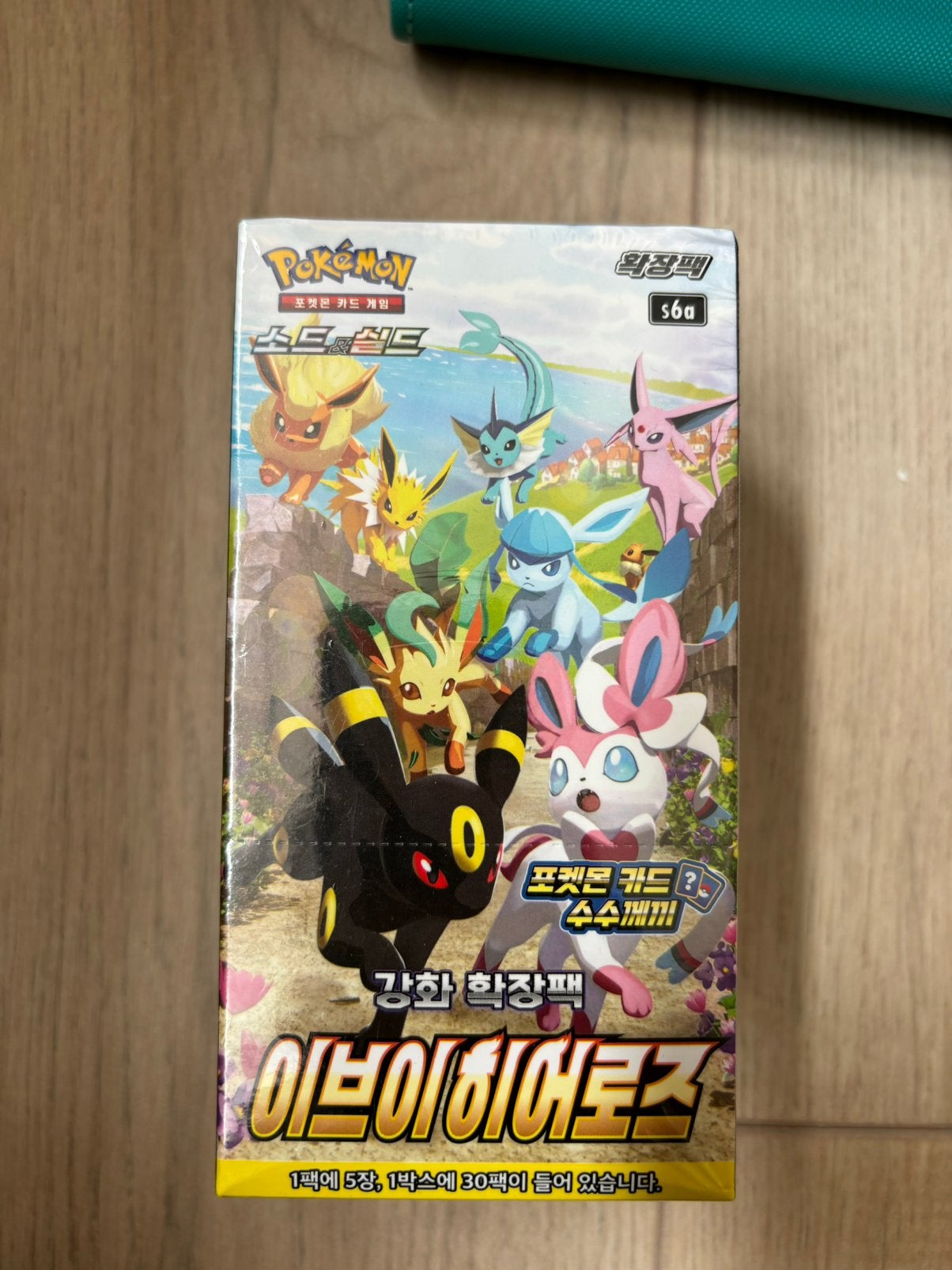 Eevee Heroes Booster Box (Koreaans) Sealed, Hobby en Vrije tijd, Verzamelkaartspellen | Pokémon, Ophalen of Verzenden, Zo goed als nieuw