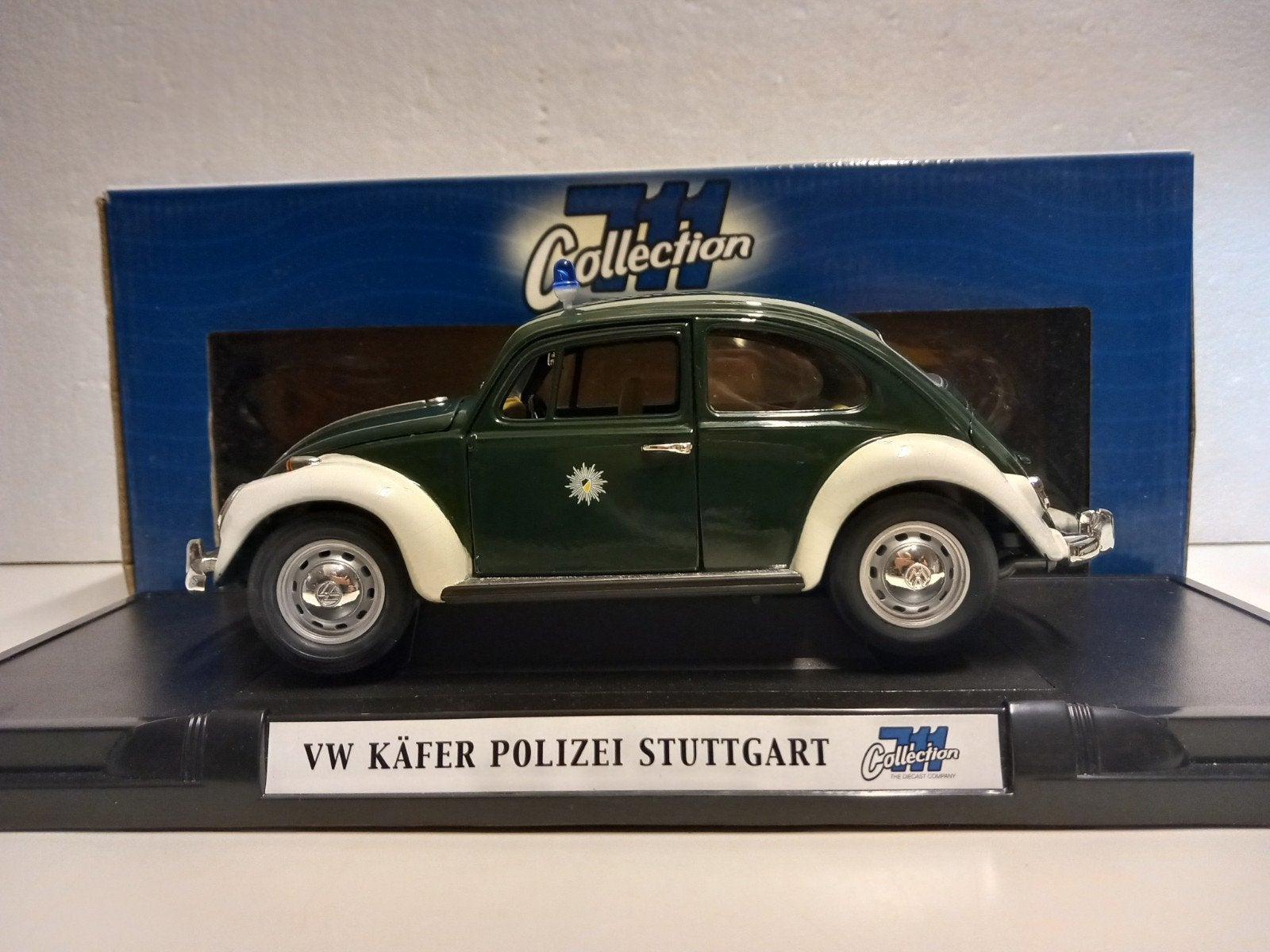 Volkswagen Kever Polizei Suttgart groen/wit 711Coll 1:18 KRD, Hobby en Vrije tijd, Modelauto's | 1:18, Ophalen of Verzenden, Zo goed als nieuw