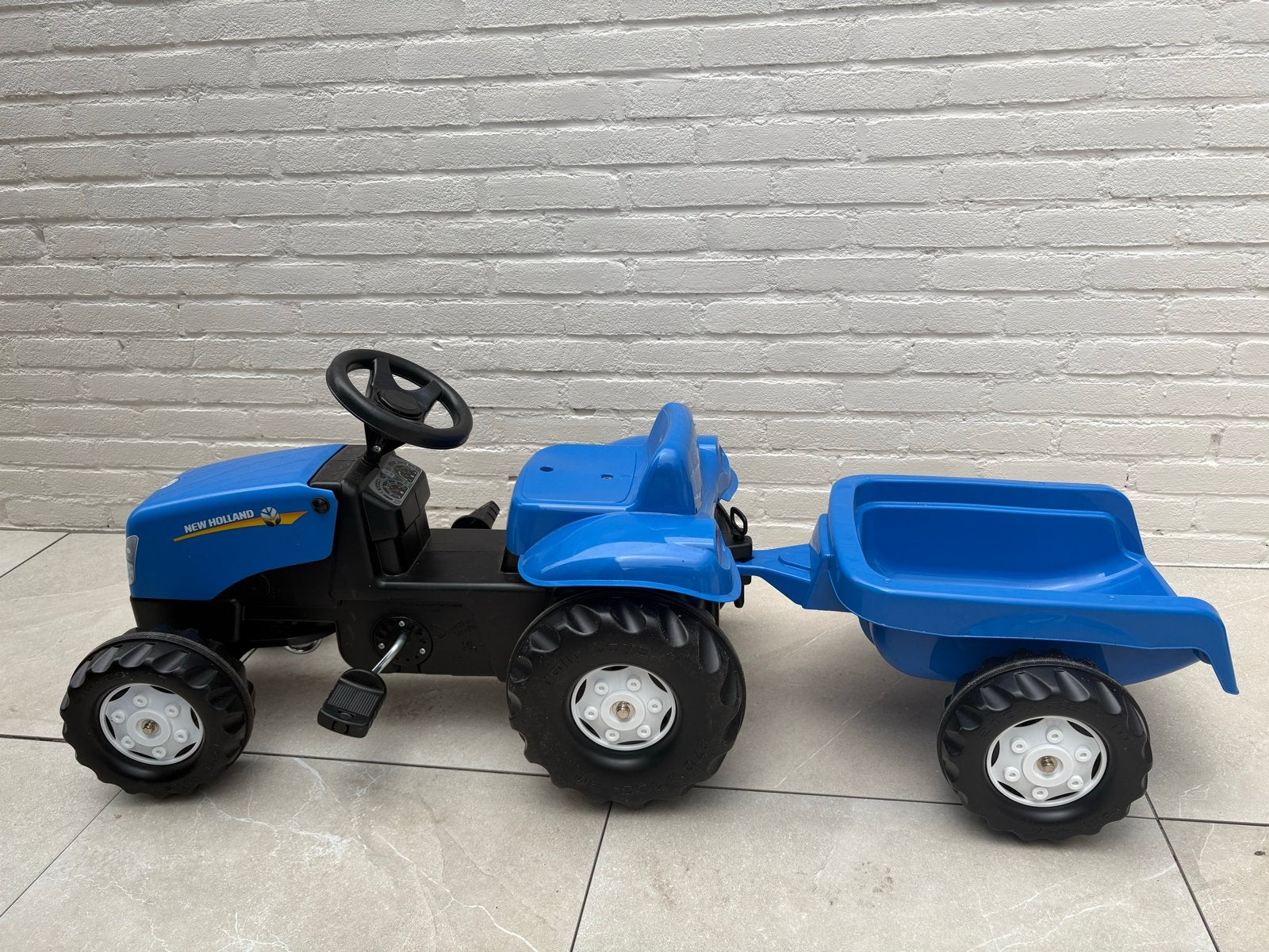 Blauwe New Holland traptractor met aanhanger, Ophalen, Zo goed als nieuw