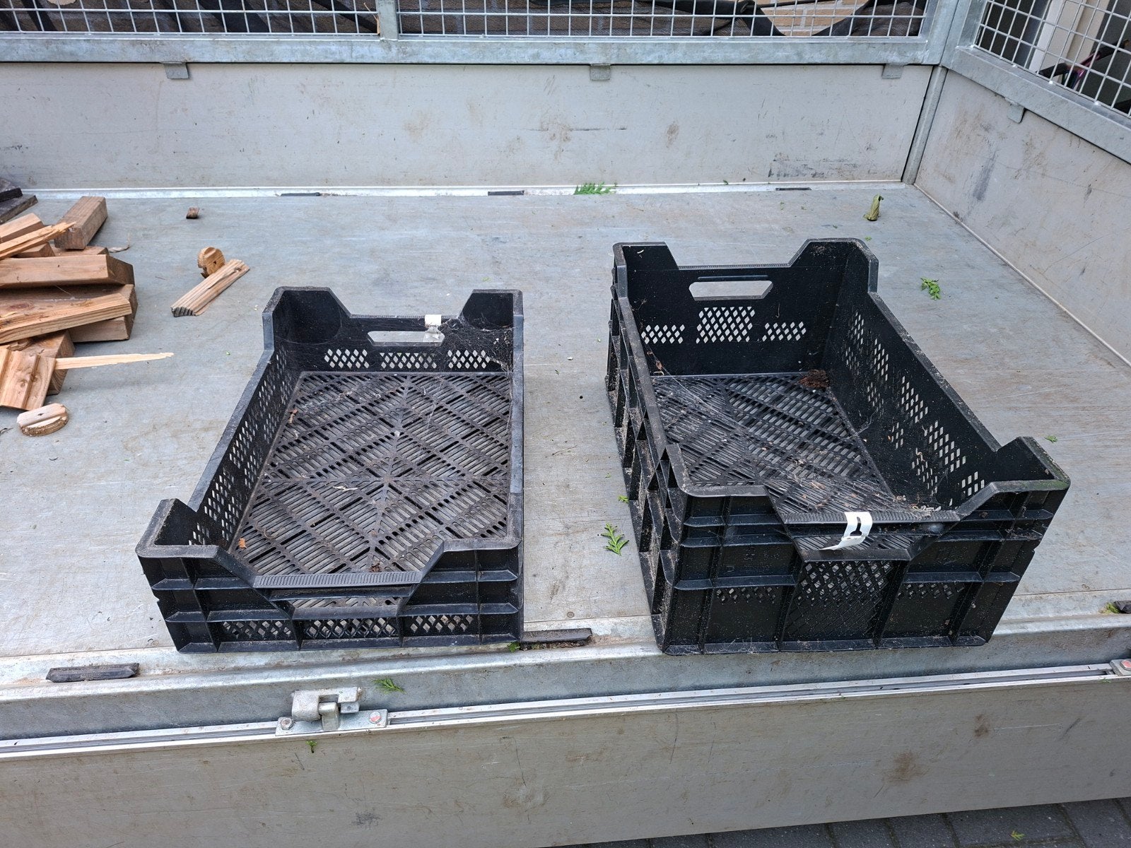 Zwarte plastic kratten,, Ophalen, Gebruikt, 40 tot 60 cm, 50 tot 75 cm