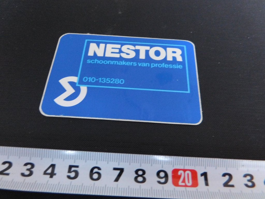 sticker NESTOR schoonmakers van professie 010-135280, Ophalen, Zo goed als nieuw