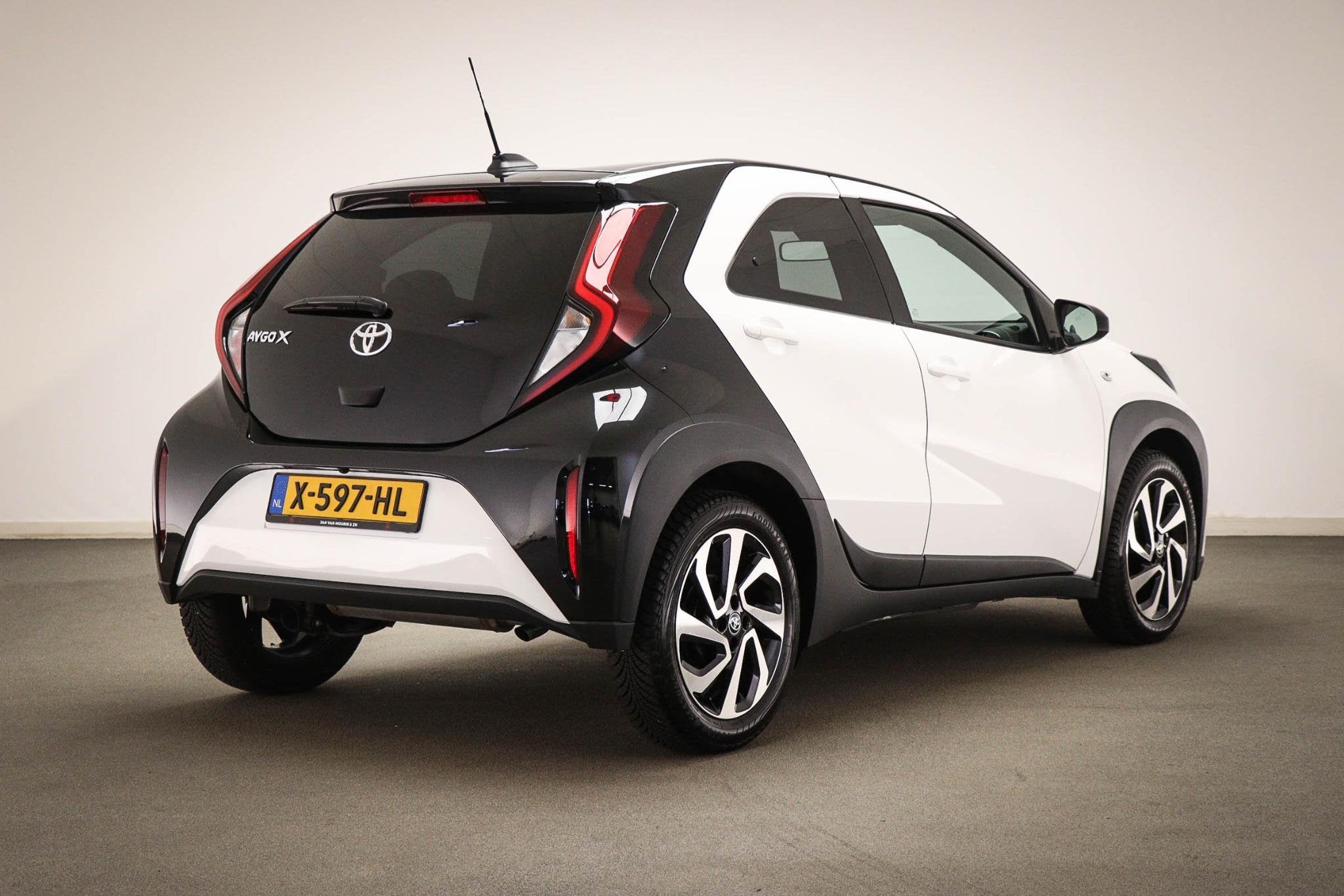 Toyota Aygo X 1.0 VVT-i S-CVT Pulse | DEALER ONDERHOUDEN | A, Stof, Gebruikt, 4 stoelen, Wit