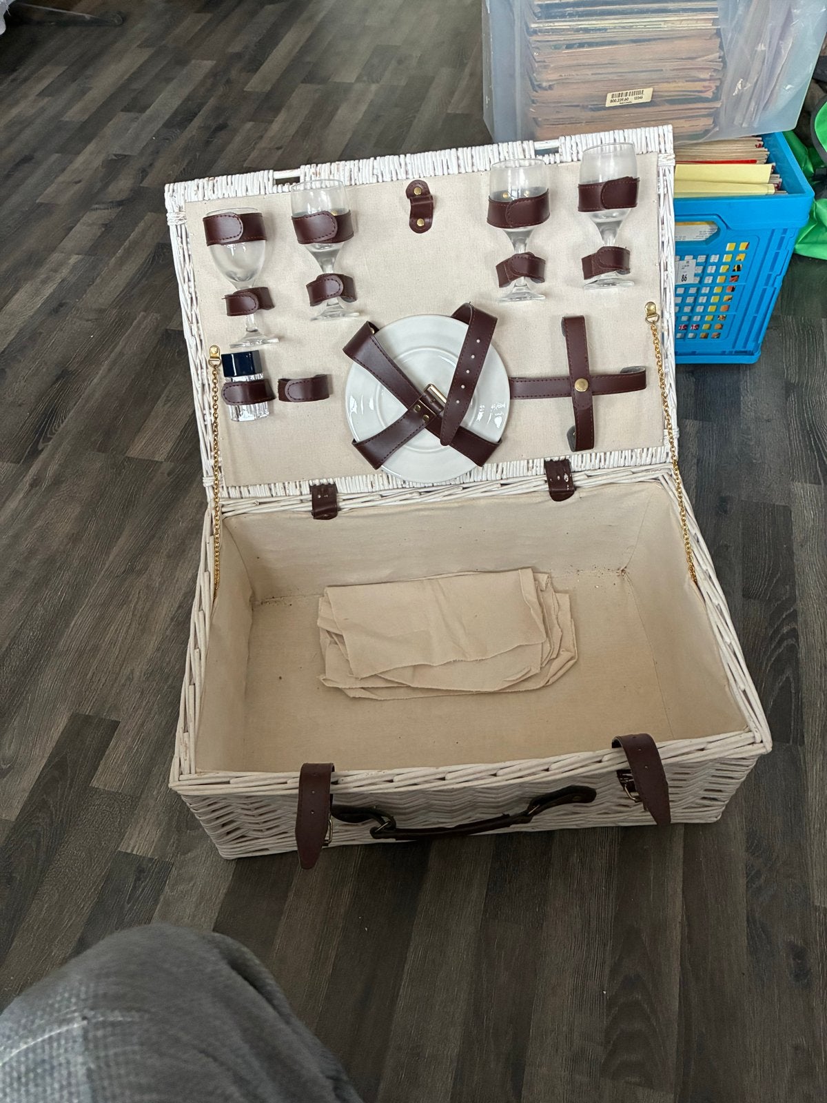 Witte picknickmand met servies en glazen, Ophalen, Gebruikt