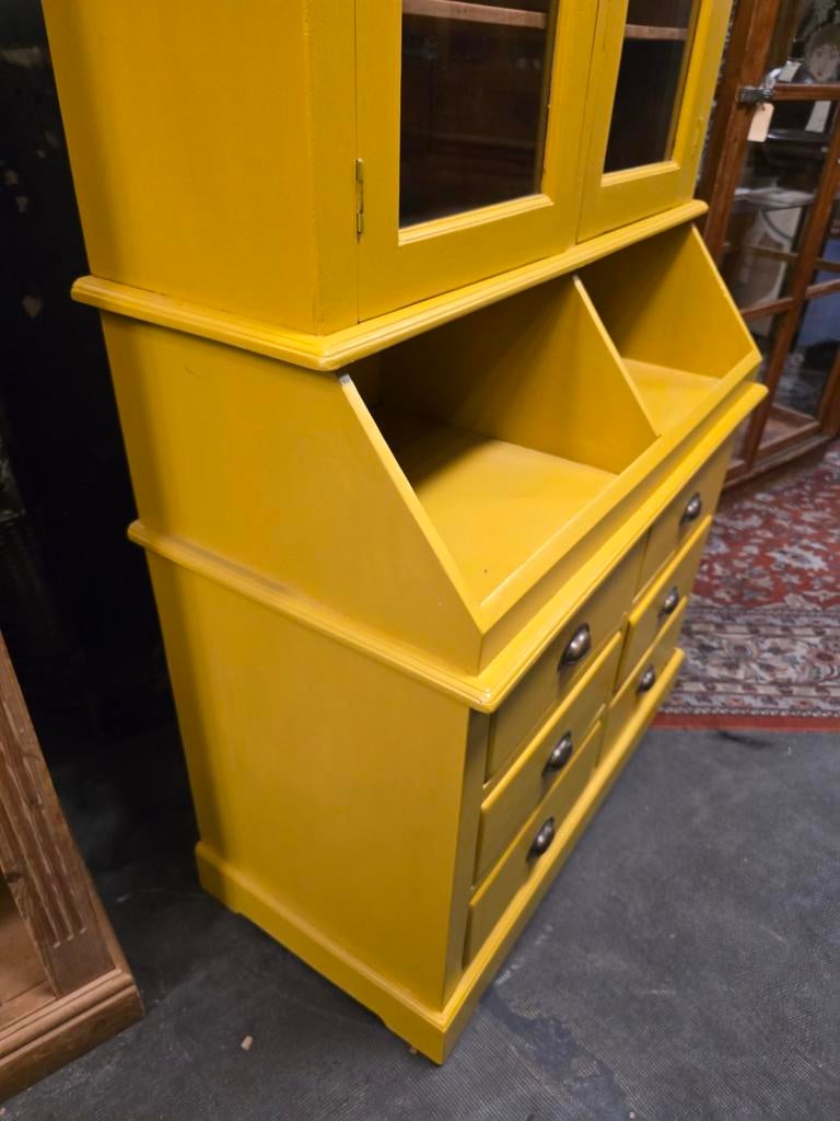 Foto 6 van Leuke gele grutterskast | buffetkast | winkelkast teak