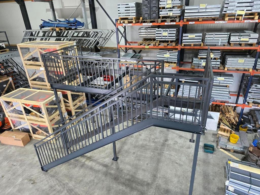 Stalen trap hoog 2,9mtr met bordes antraciet 5x2mtr nog125, Ophalen, Zo goed als nieuw, 2 tot 4 meter