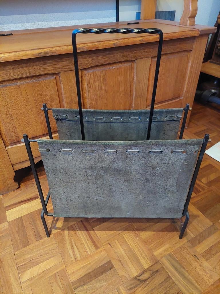 Vintage lectuurbak van leer en metaal, Huis en Inrichting, Woonaccessoires | Krantenbakken en Lectuurbakken, Ophalen of Verzenden