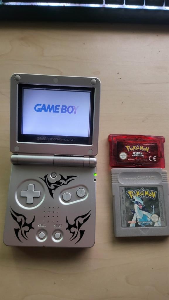 Gameboy Advance Tribal + 2 Pokémon Games + originele lader, Spelcomputers en Games, Spelcomputers | Nintendo Game Boy, Ophalen of Verzenden