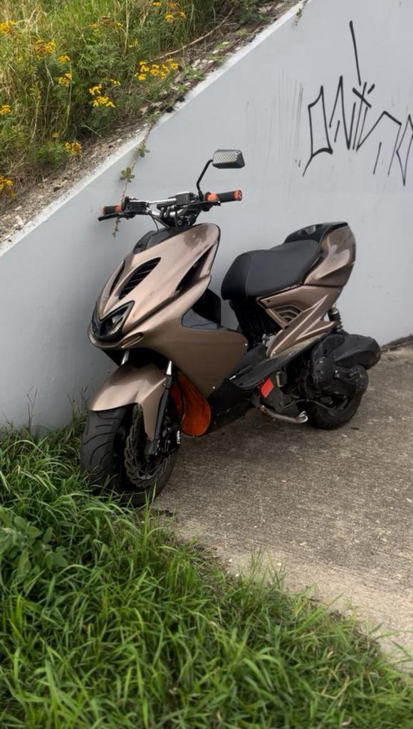 Yamaha aerox zonder blok frame aangepast voor pia blok, Fietsen en Brommers, Scooters | Yamaha, Ophalen, Zo goed als nieuw, Tweetakt