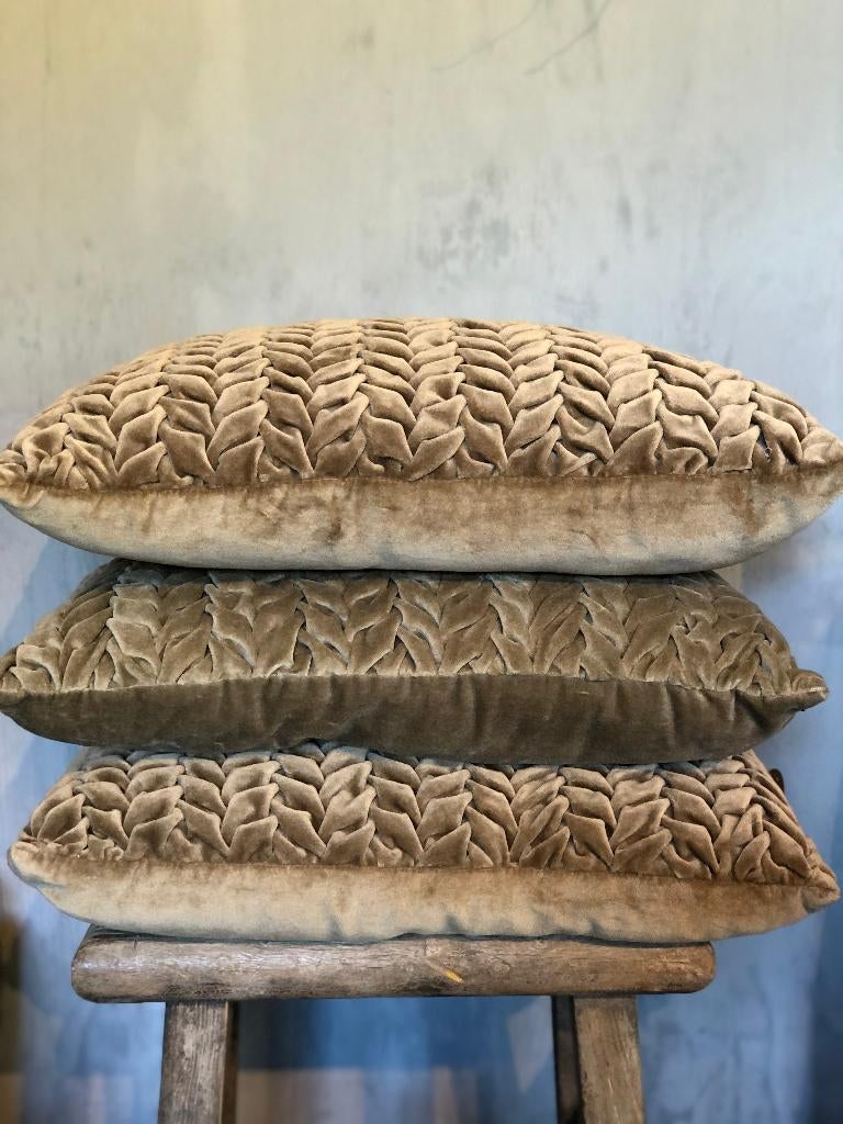 HOTEL CHIQUE: NIEUW SMOCK VELVET KUSSEN taupe rechthoekig, Nieuw, Ophalen of Verzenden, Nvt, Rechthoekig