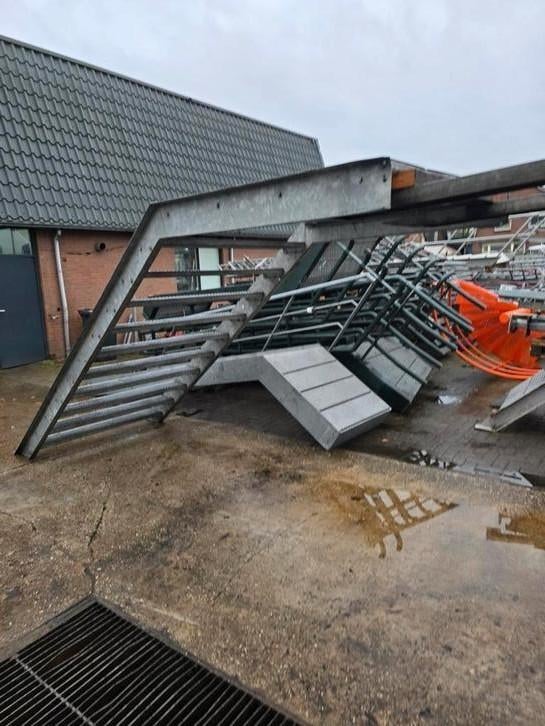 Stalen trap met bordes gegalv hoog 2,15mtr. Nob192, Ophalen of Verzenden, Zo goed als nieuw, 2 tot 4 meter