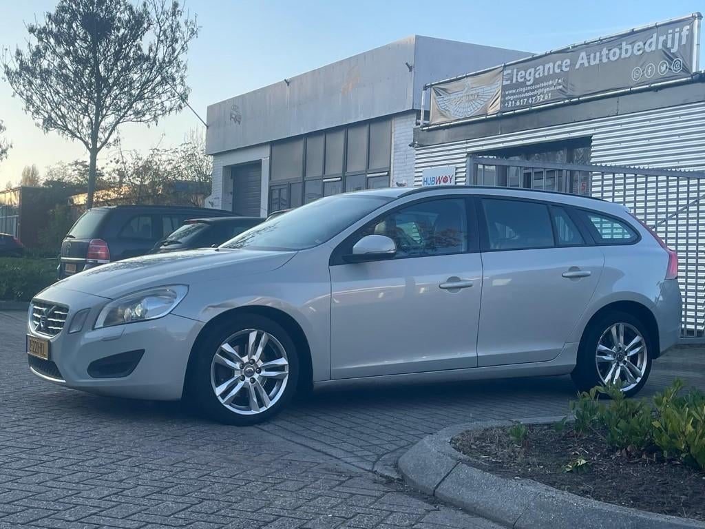 Volvo V60 2.0D3 100KW Geartronic 2012 Wit, Auto's, 136 pk, 1520 kg, 1984 cc, Wit