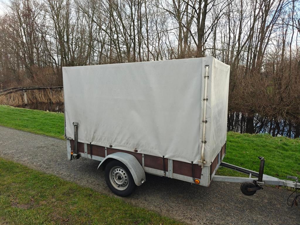 Huifaanhangwagen Enkelasser te huur, Diensten en Vakmensen