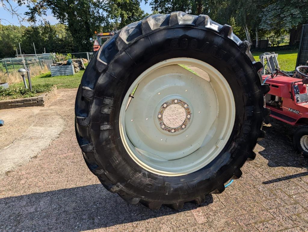 Set Michelin banden met wielen 600/65-38, Ophalen