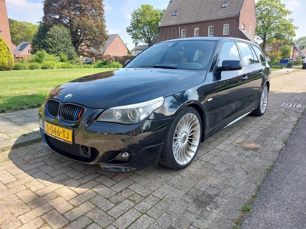 BMW E61 550i LPG! Nieuwe APK, bomvolle auto!, Auto's, Achterwielaandrijving, 8 cilinders, Zwart, Leder