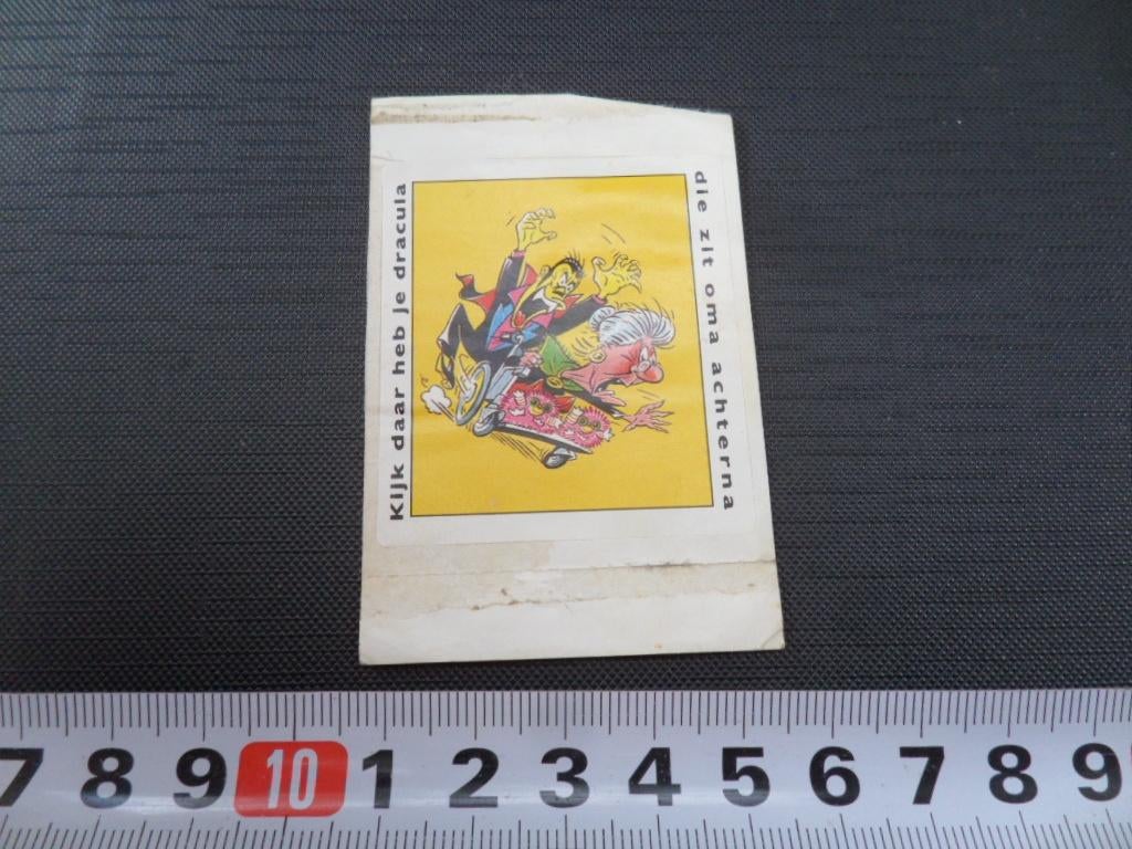 sticker zuivel yogho yogho strip dracula zit oma achterna *, Verzamelen, Stickers, Ophalen, Zo goed als nieuw