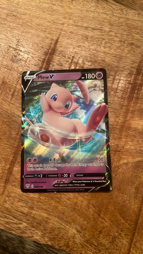 Mew V, Hobby en Vrije tijd, Verzamelkaartspellen | Pokémon, Ophalen of Verzenden, Zo goed als nieuw