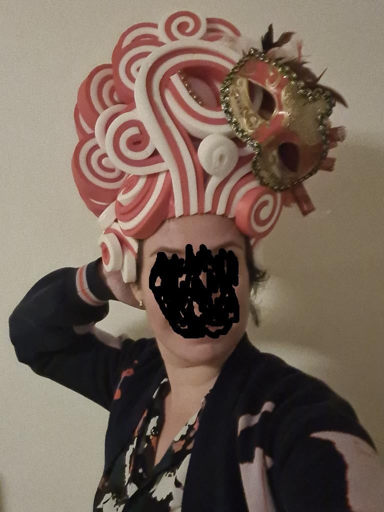 zelfgemaakte carnavalsmuts / pruik, Ophalen of Verzenden, Zo goed als nieuw, Maat 38/40 (M), Carnaval