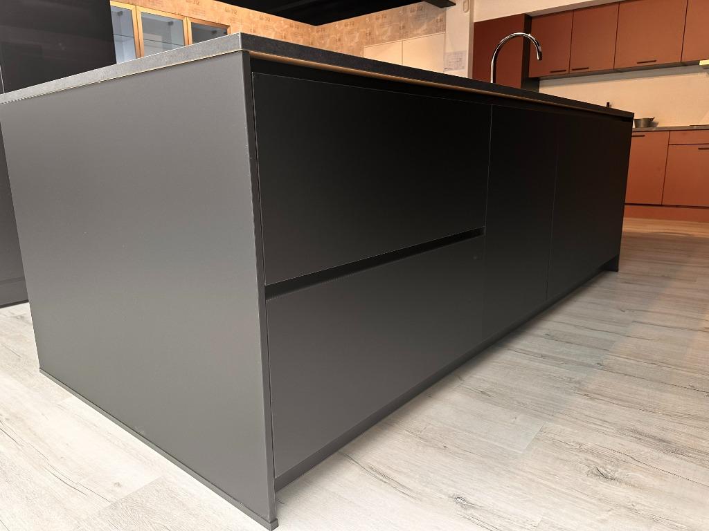 Complete Hacker Zwart mat eiland keuken met Siemens en Bora, Häcker Küchen GmbH & Co. KG Werkstraße 3 32289 Rödinghausen, Zwart