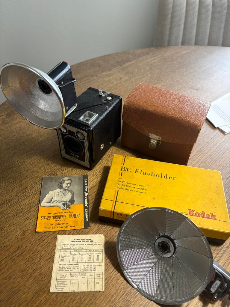 Brownie six-20 camera Model E + flitser, Ophalen of Verzenden, 1940 tot 1960, Fototoestel