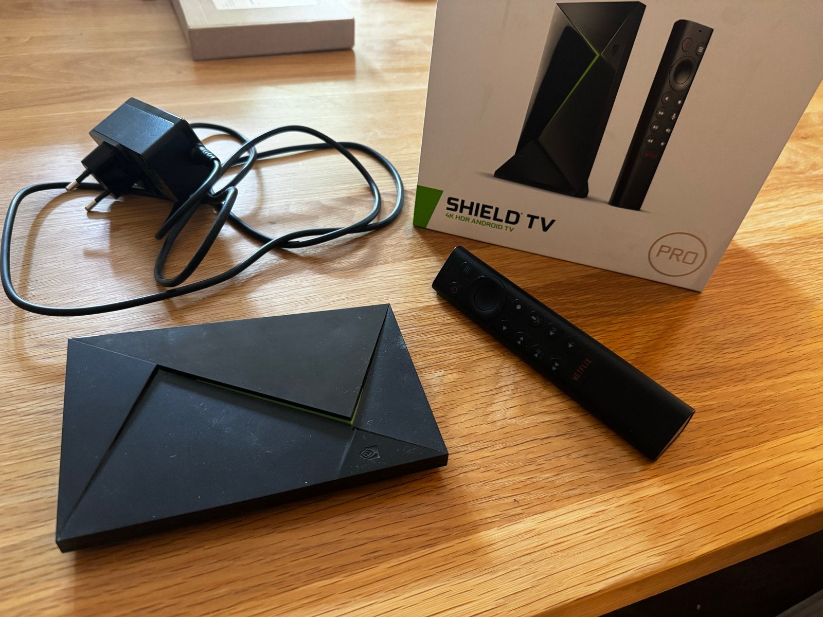 NVIDIA Shield TV Pro (P2897) - Android TV, Ophalen, Zo goed als nieuw, HDMI, Zonder harde schijf